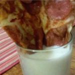 Nouvelle mode : tremper sa pizza dans son verre de lait