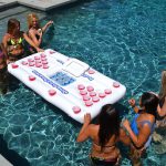 Voici LA table de beer pong gonflable qu’il te faut cet été !