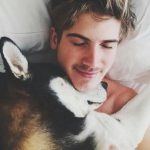 5 raisons de laisser votre chien dormir dans votre lit